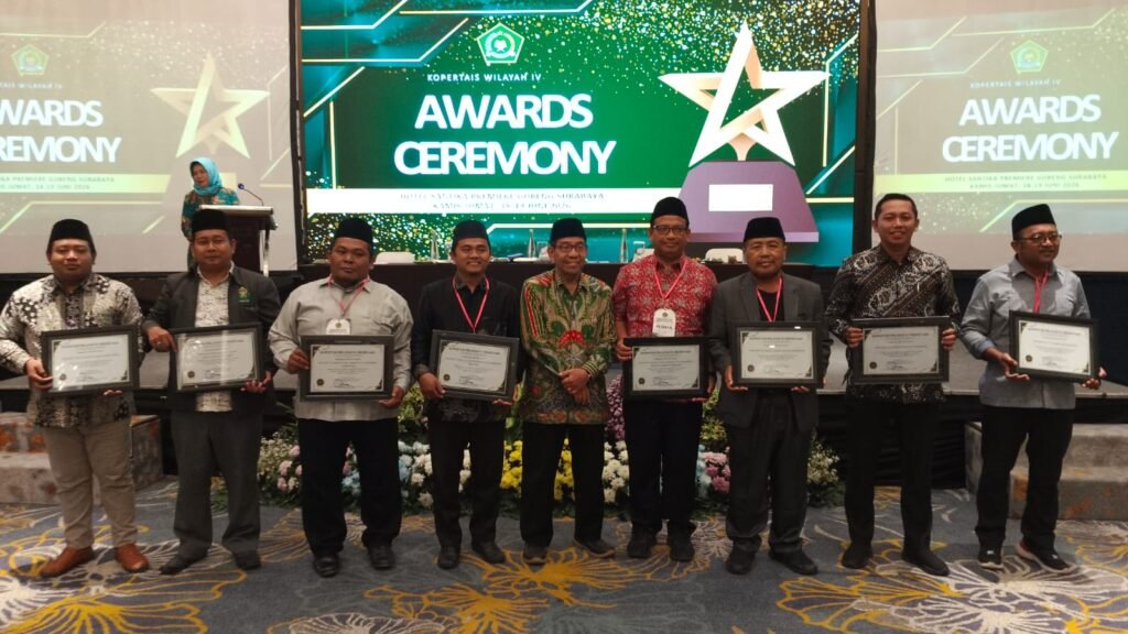 UNZAH Genggong meraih Kopertais Wilayah IV Award 2026 kategori prestasi mahasiswa terbanyak tingkat universitas tahun 2025.