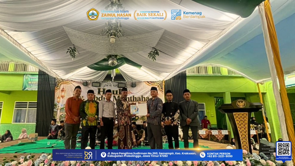 Direktur Pascasarjana UNZAH Genggong menyerahkan SK MoU kepada Yayasan Bustanul Ulum Ranuyoso Lumajang.